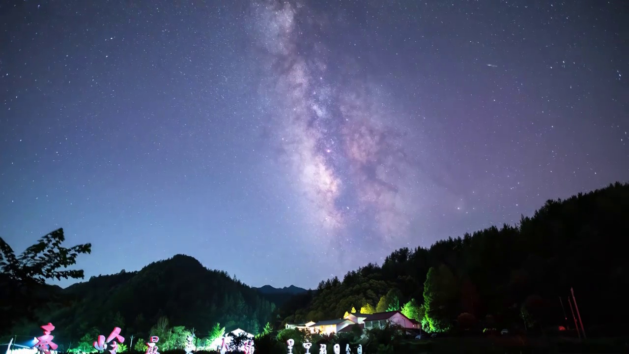 英仙座流星雨延时：秦岭稻田银河流转视频素材