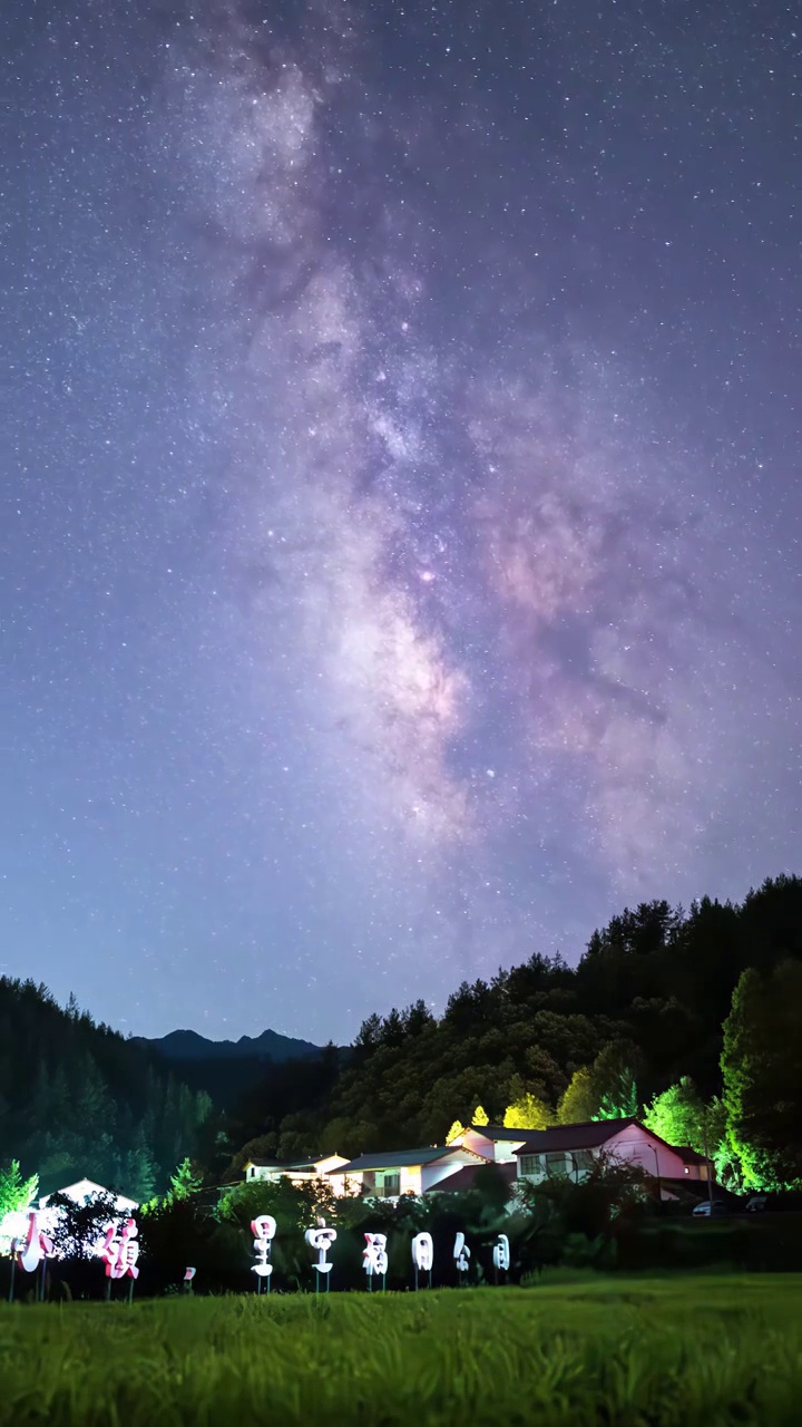 英仙座流星雨延时：秦岭稻田银河流转视频素材