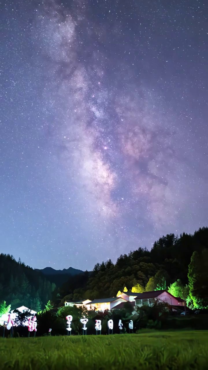 英仙座流星雨延时：秦岭稻田银河流转视频素材