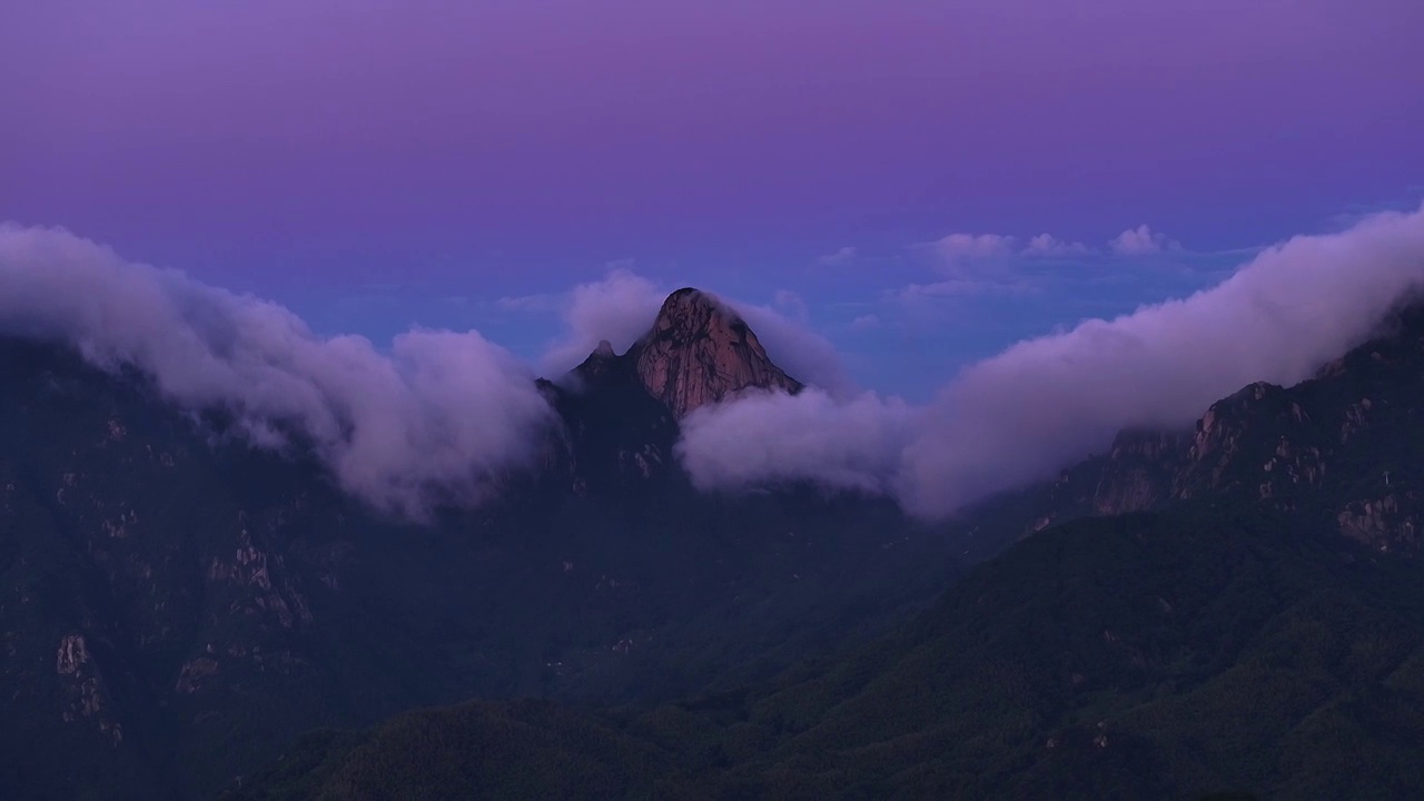 航拍安徽省九华山风景区日落晚霞山脉山峰 云海 云雾 天空 旅游景区 森林唯美视频素材