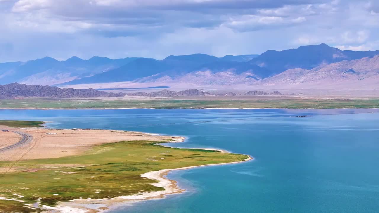 航拍青海省海西州小柴旦湖光山色风光视频素材