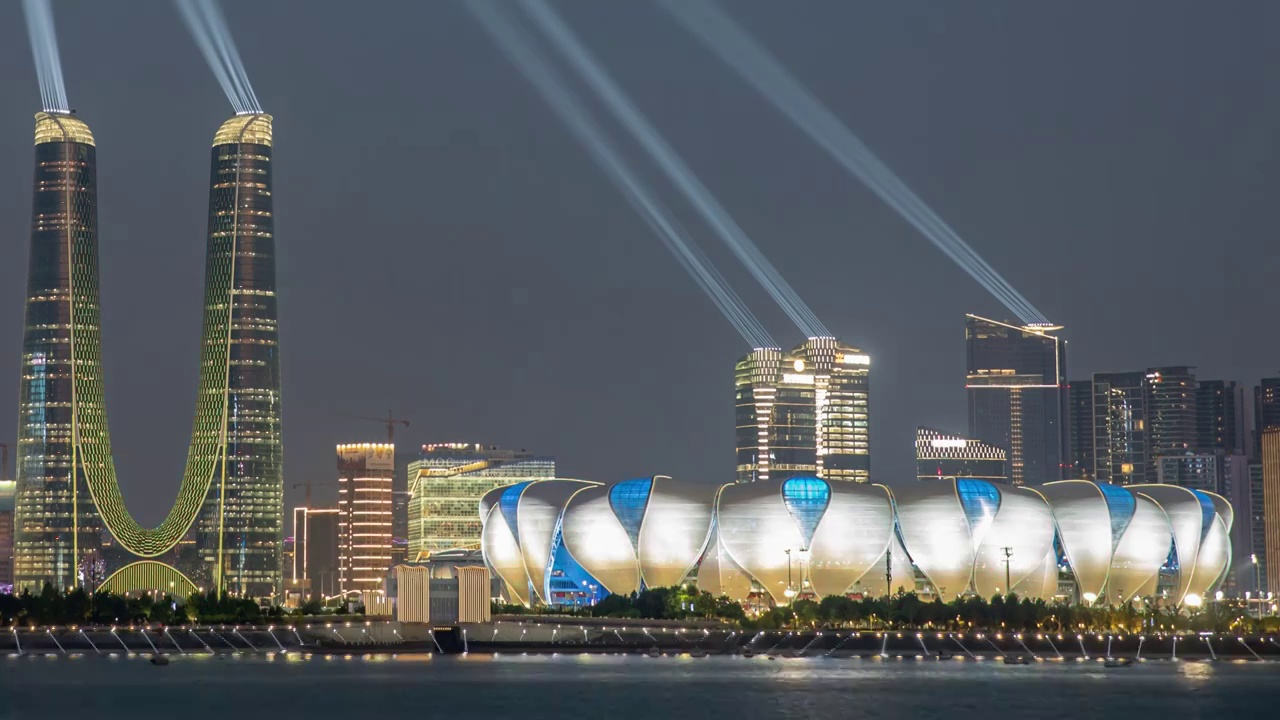 杭州亚运会 奥体中心 杭州之门 日转夜夜景灯光秀延时视频素材