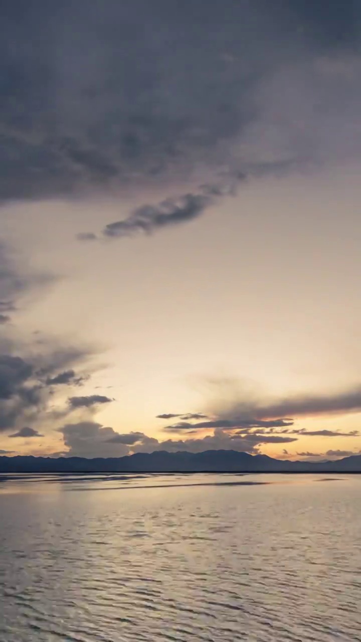 水面的日落，湖面的夕阳，日落时的湖泊，天空有没得云视频素材