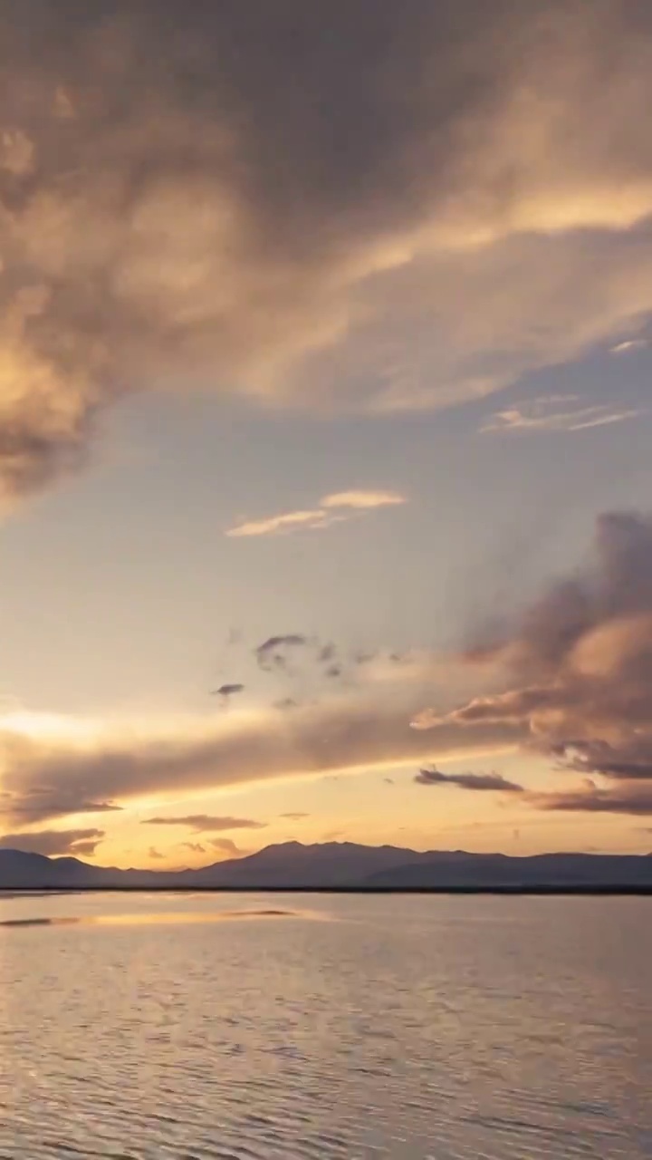 水面的日落，湖面的夕阳，日落时的湖泊，天空有没得云视频素材