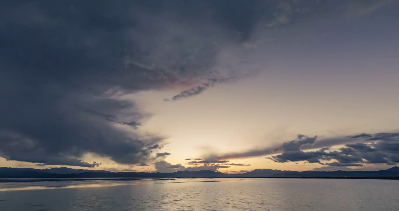 水面的日落，湖面的夕阳，日落时的湖泊，天空有没得云视频素材