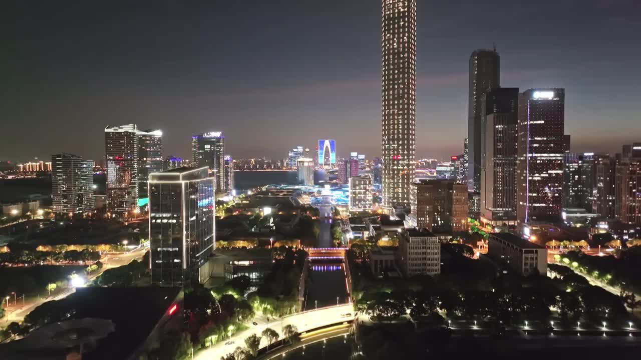 苏州工业园区夜景航拍，苏州国际金融中心视频素材