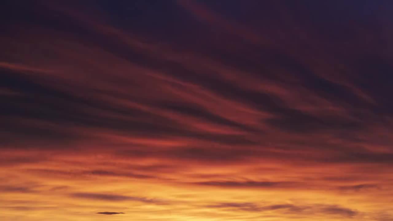 天空的彩云，红的的云层，橙红的的天空，云卷云舒的天空视频素材