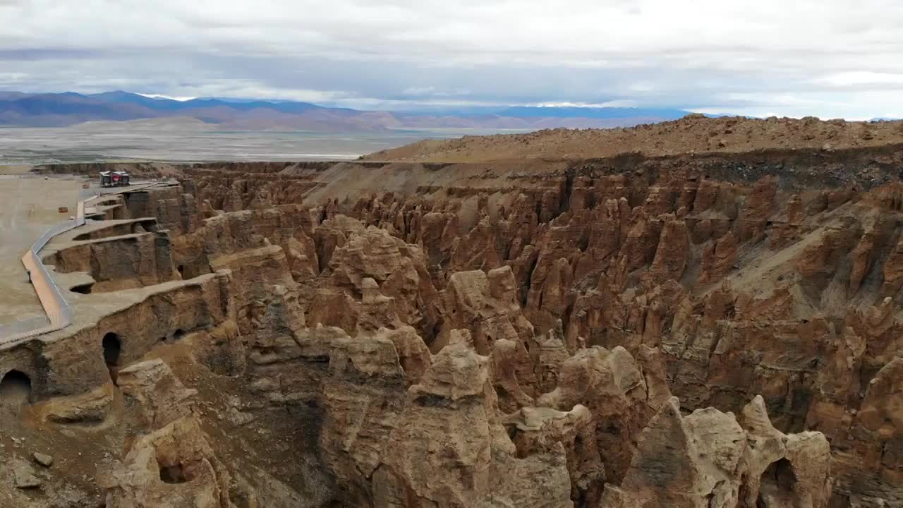 航拍西藏奇林峡 在峡谷中飞跃穿梭视频下载