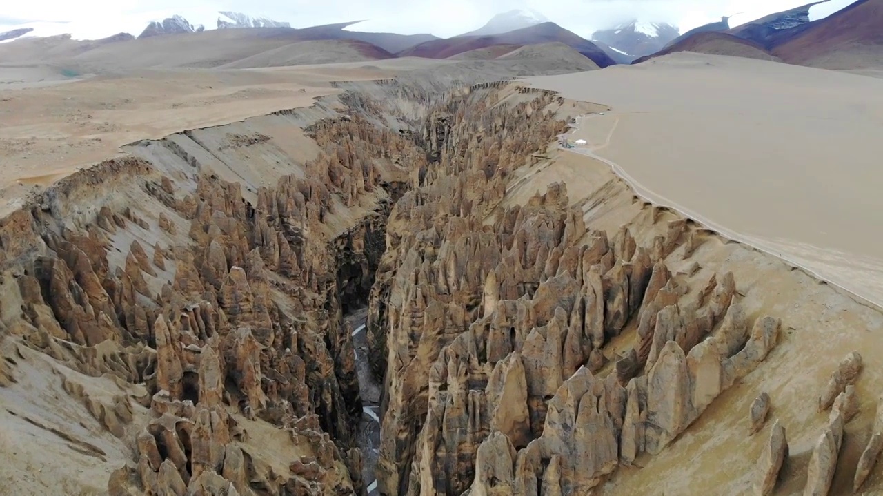 航拍西藏奇林峡 在峡谷中飞跃穿梭视频素材