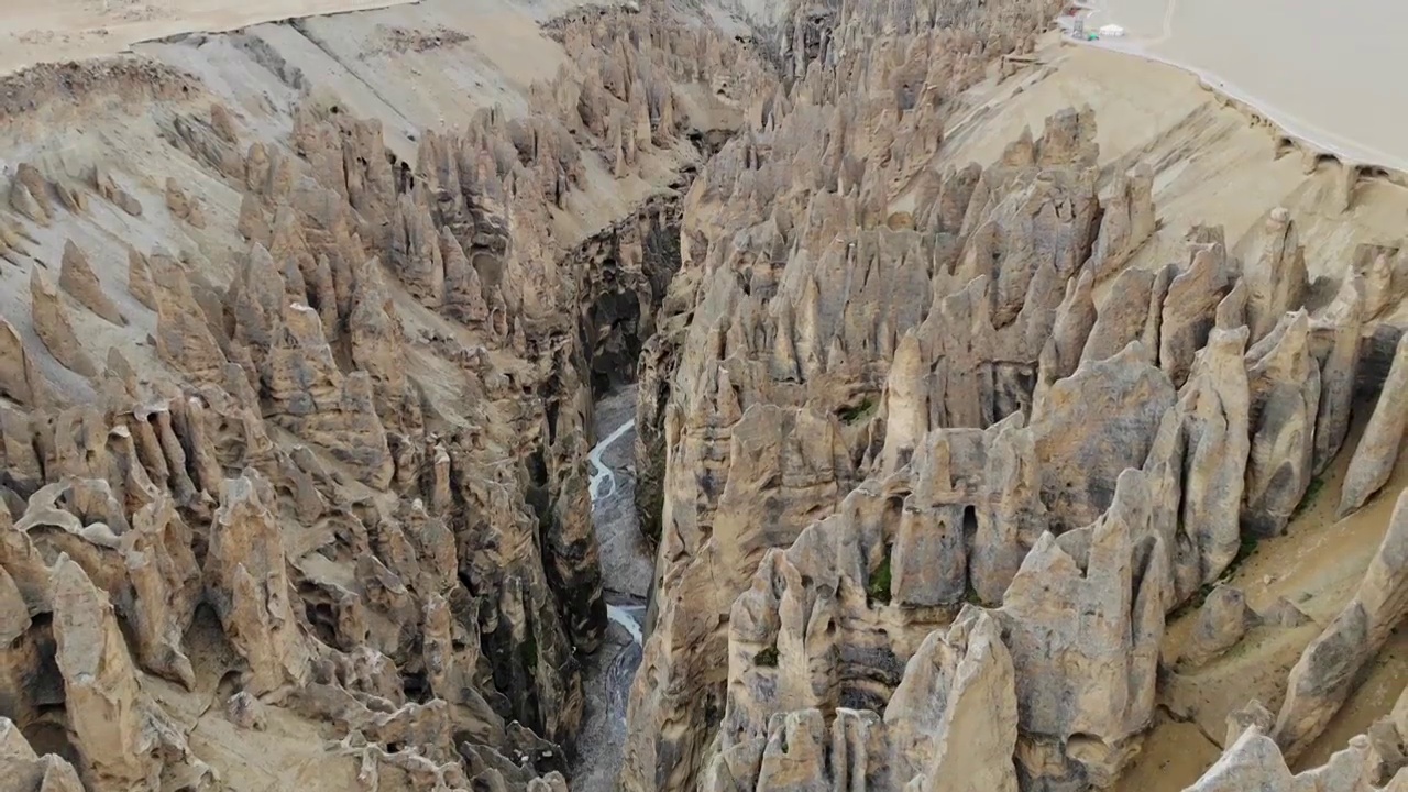 航拍西藏奇林峡 在峡谷中飞跃穿梭视频下载