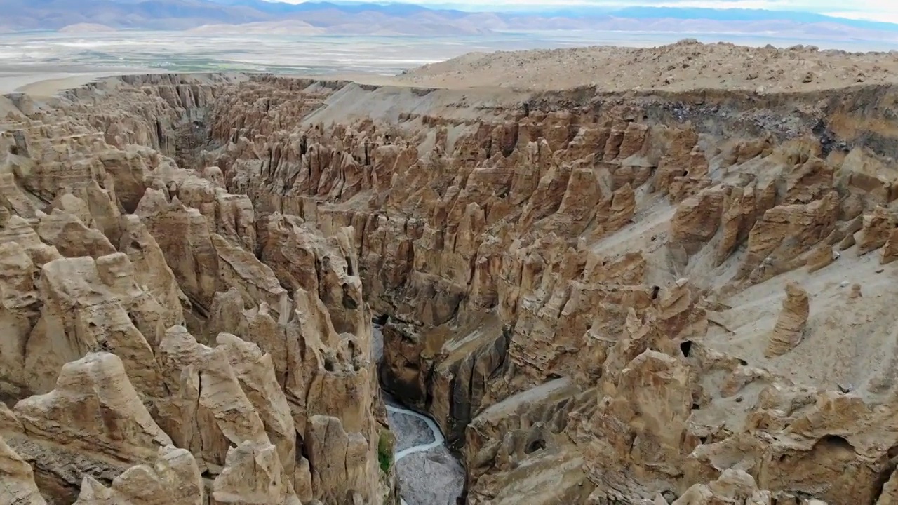 航拍西藏奇林峡 在峡谷中飞跃穿梭视频素材