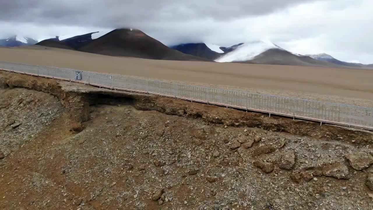 航拍西藏奇林峡 在峡谷中高视角环绕视频下载