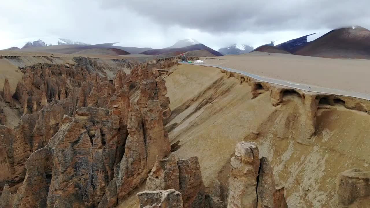 航拍西藏奇林峡 在峡谷中高视角环绕视频素材