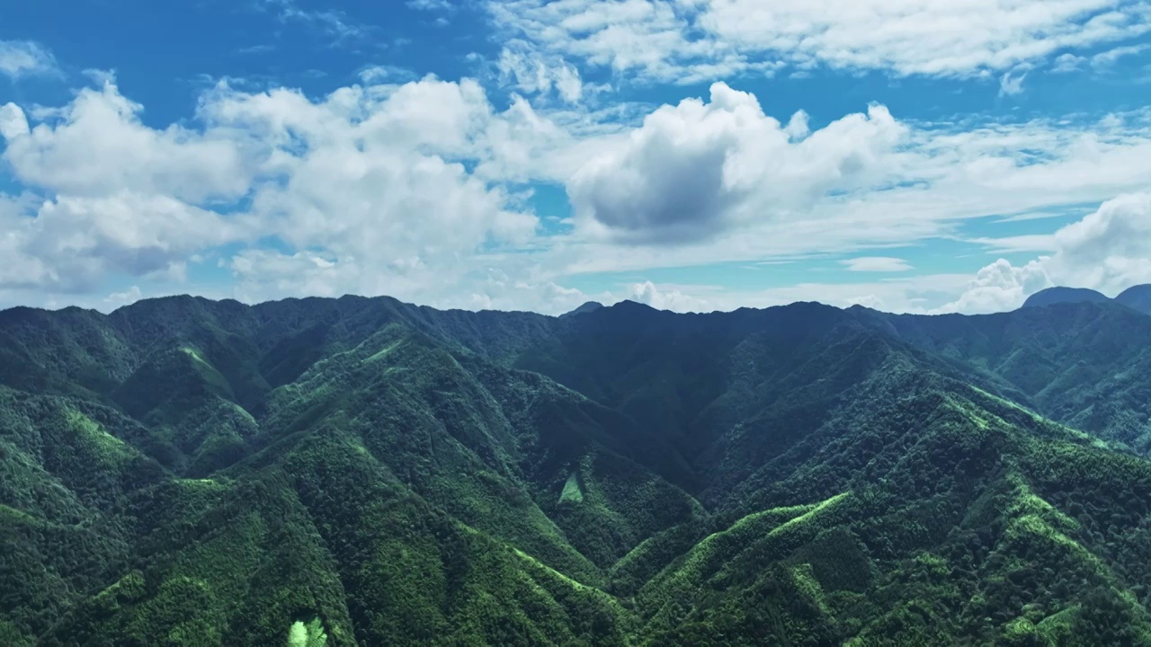 航拍秋天阳光下桂林绿色连绵的大山视频素材