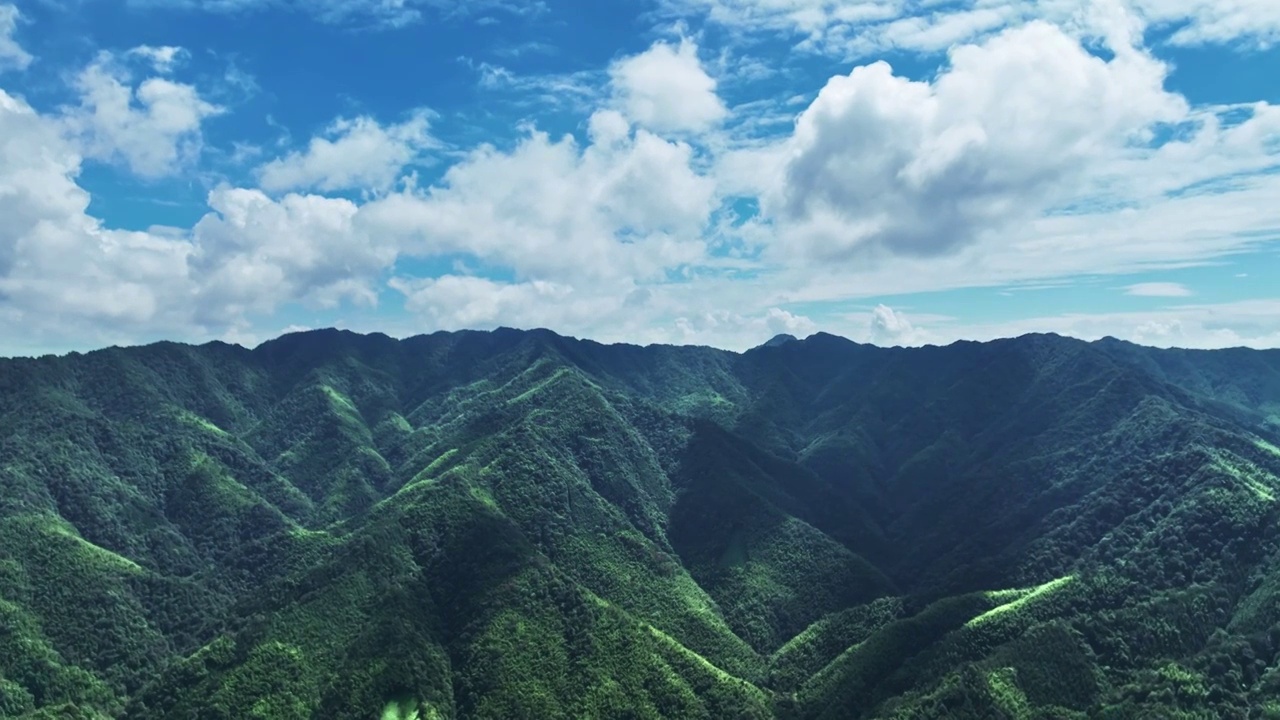 航拍秋天阳光下桂林绿色连绵的大山视频素材