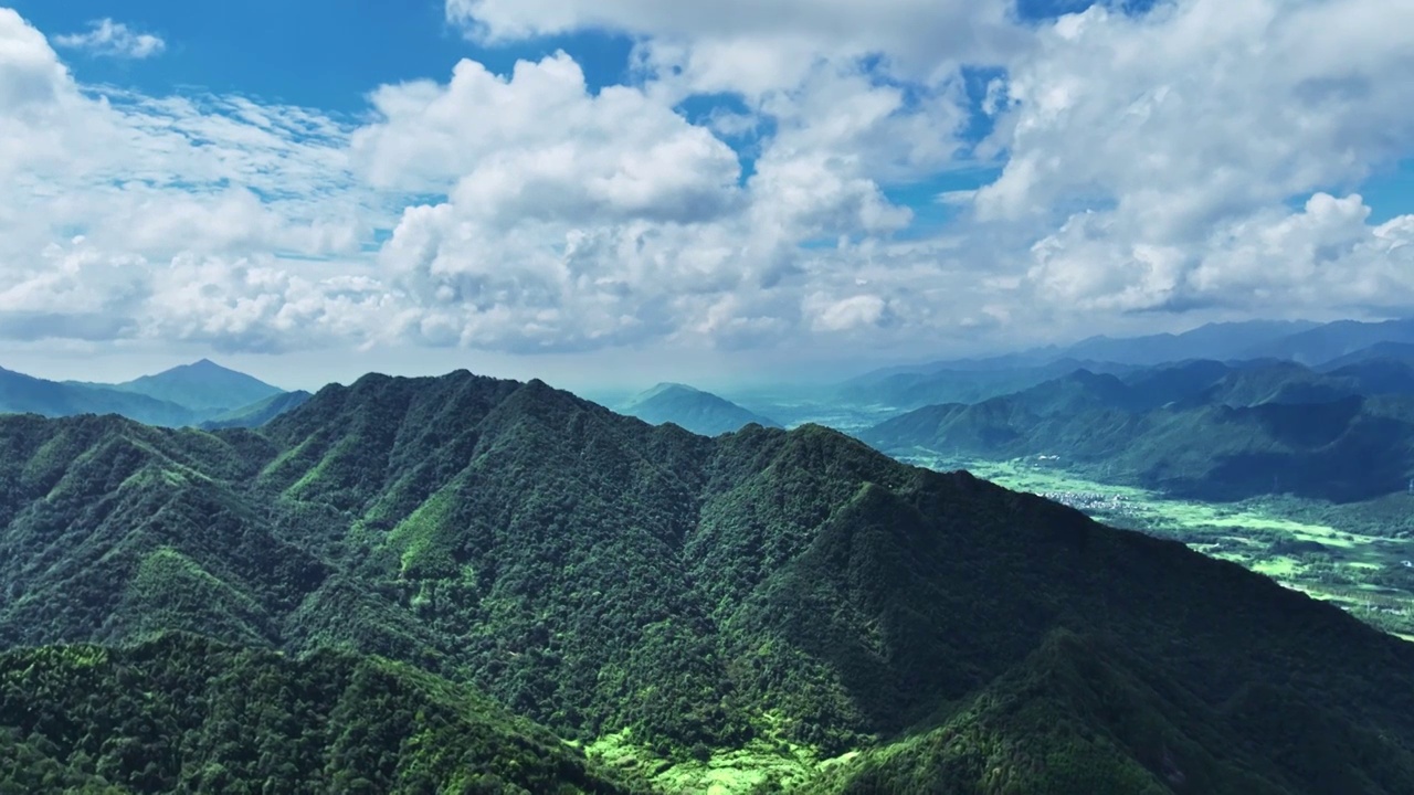 航拍秋天阳光下桂林绿色连绵的大山视频素材