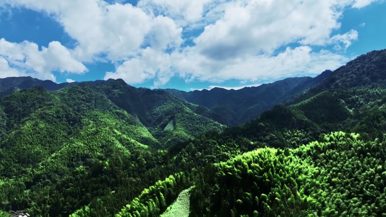 航拍秋天阳光下桂林绿色连绵的大山视频素材