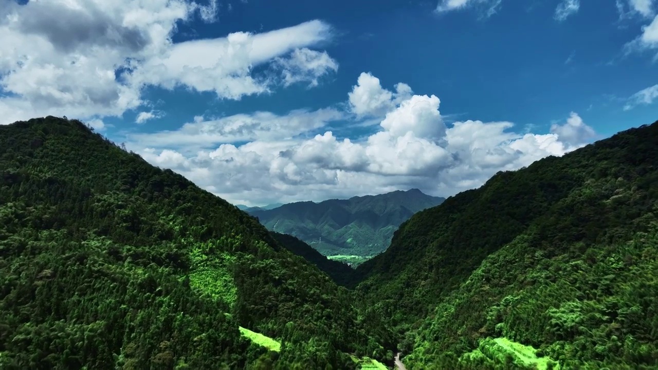 航拍秋天阳光下桂林绿色连绵的大山视频素材