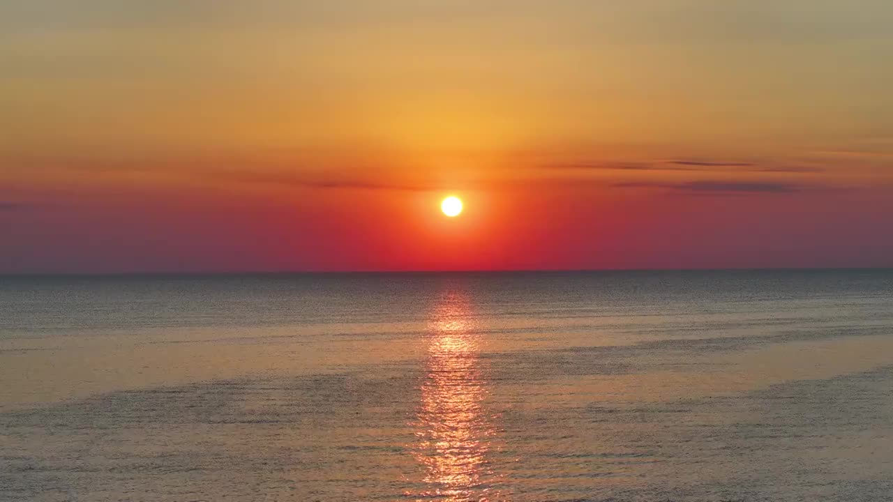 航拍青海湖水面上的日出风光和早上的太阳（侧飞拍摄）视频素材