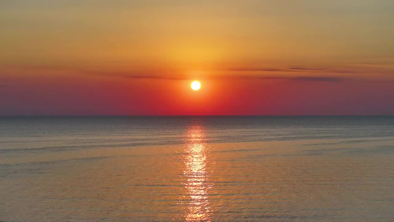 航拍青海湖水面上的日出风光和早上的太阳（前飞拍摄）视频素材