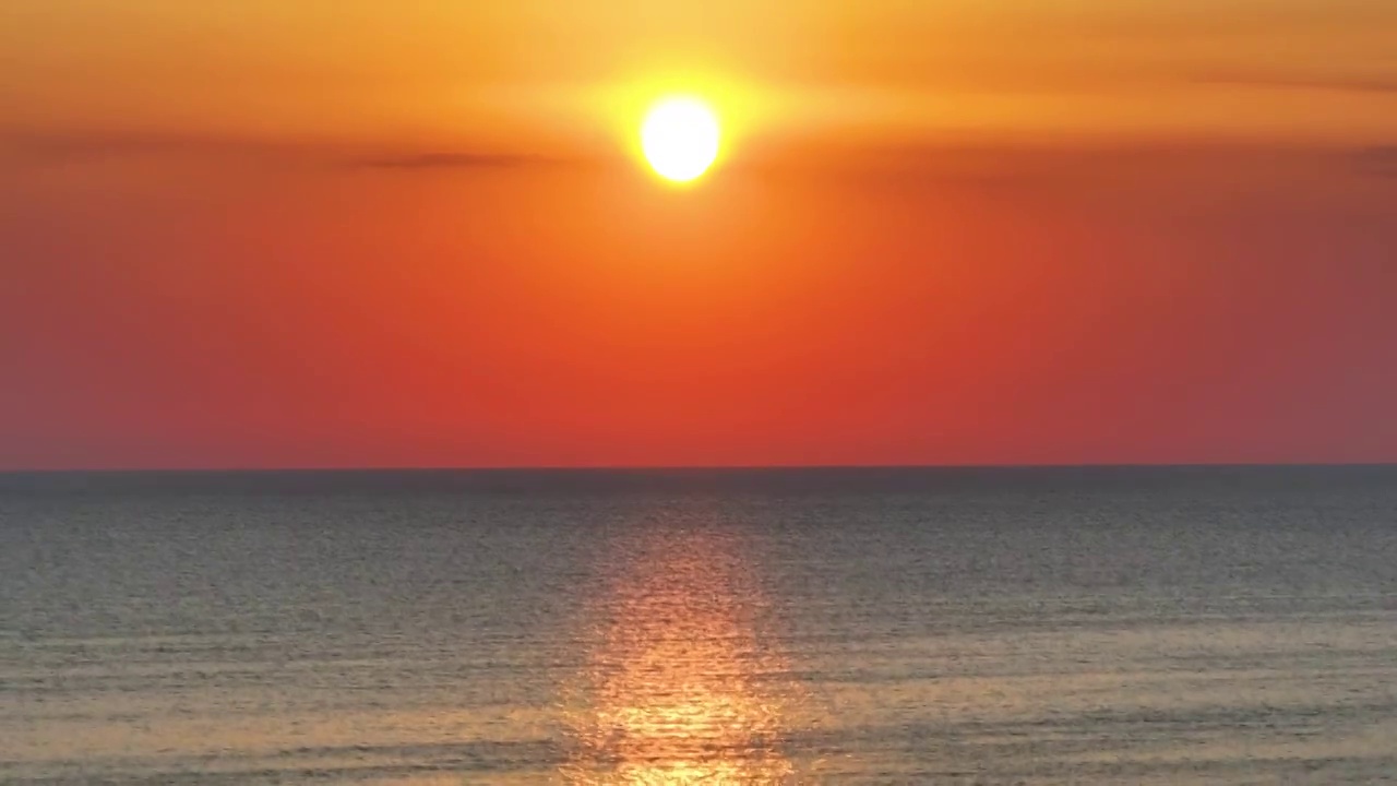 航拍青海湖日出风光和早上的太阳（上升拍摄）视频素材