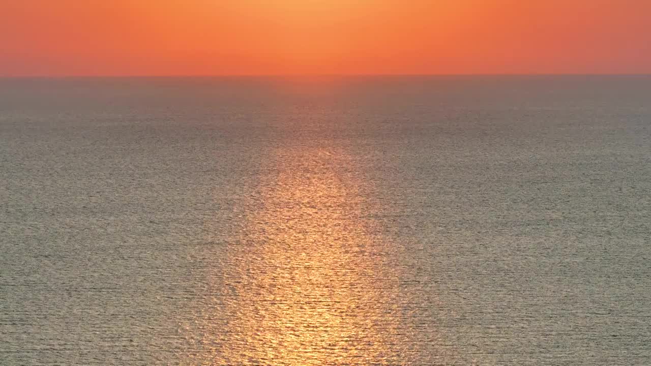 航拍青海湖水面上的日出风光和早上的太阳视频素材