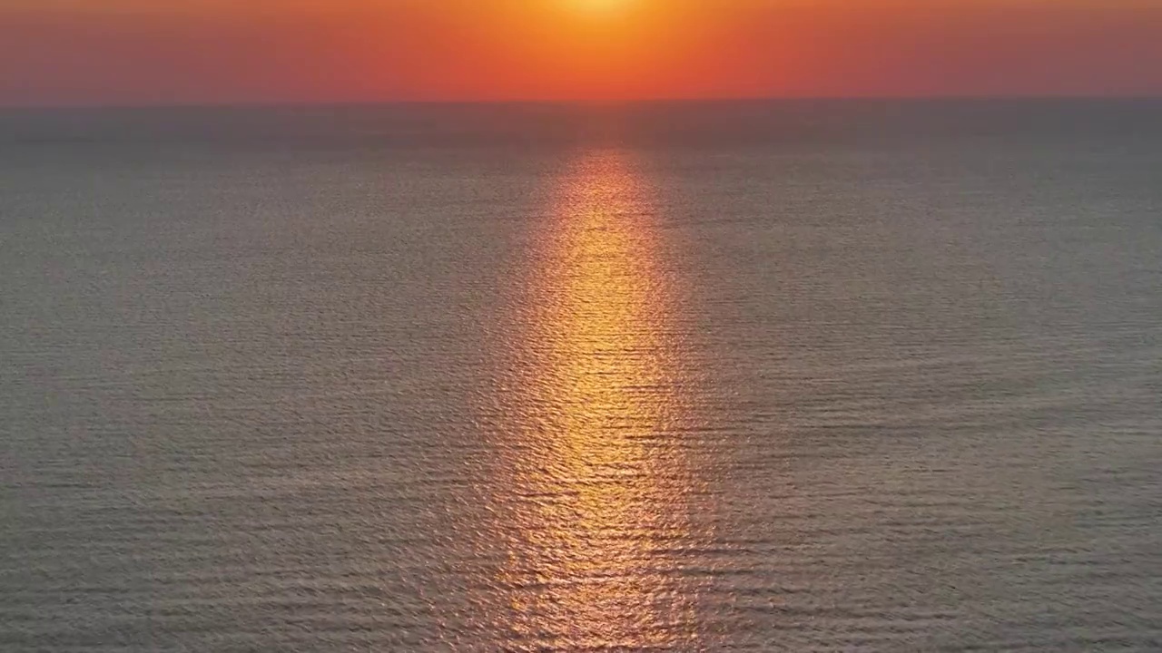 航拍青海湖水面上的日出风光和早上的太阳（前飞拍摄）视频素材