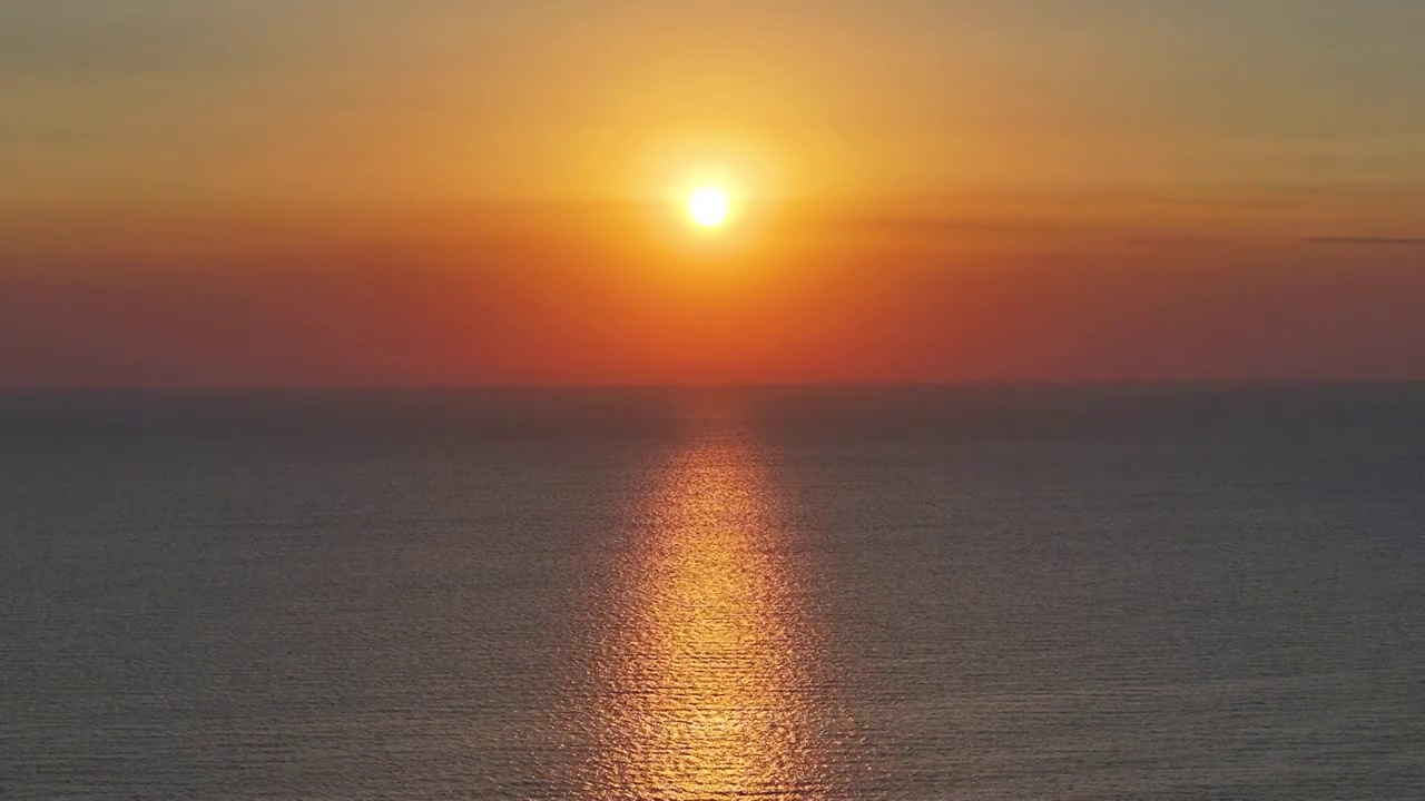 航拍青海湖日出风光和早上的太阳视频素材