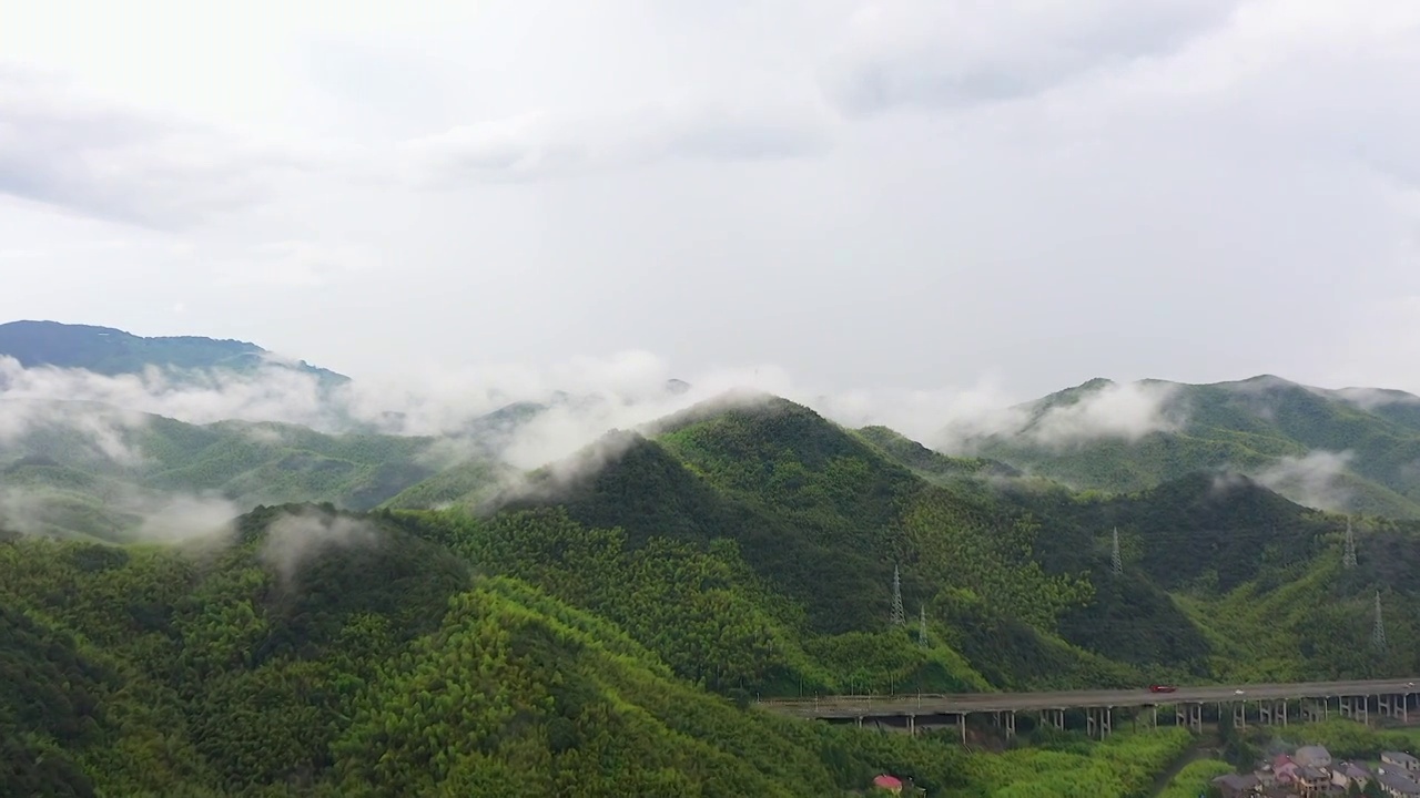 航拍浙江湖州山谷烟雨自然风光视频素材