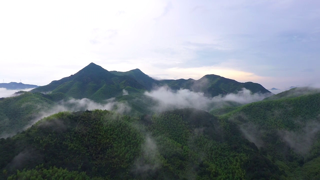 航拍浙江湖州山谷烟雨自然风光视频下载