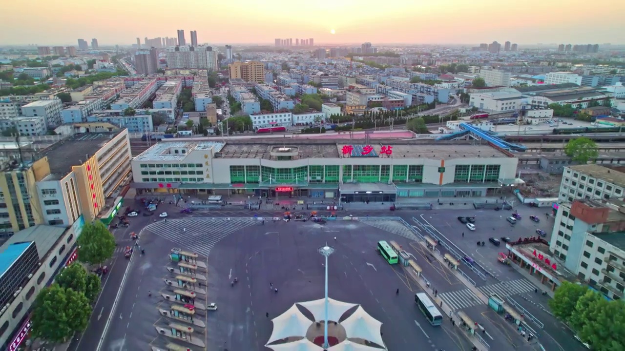 日落时分河南新乡火车站地区夏季航拍视角视频素材