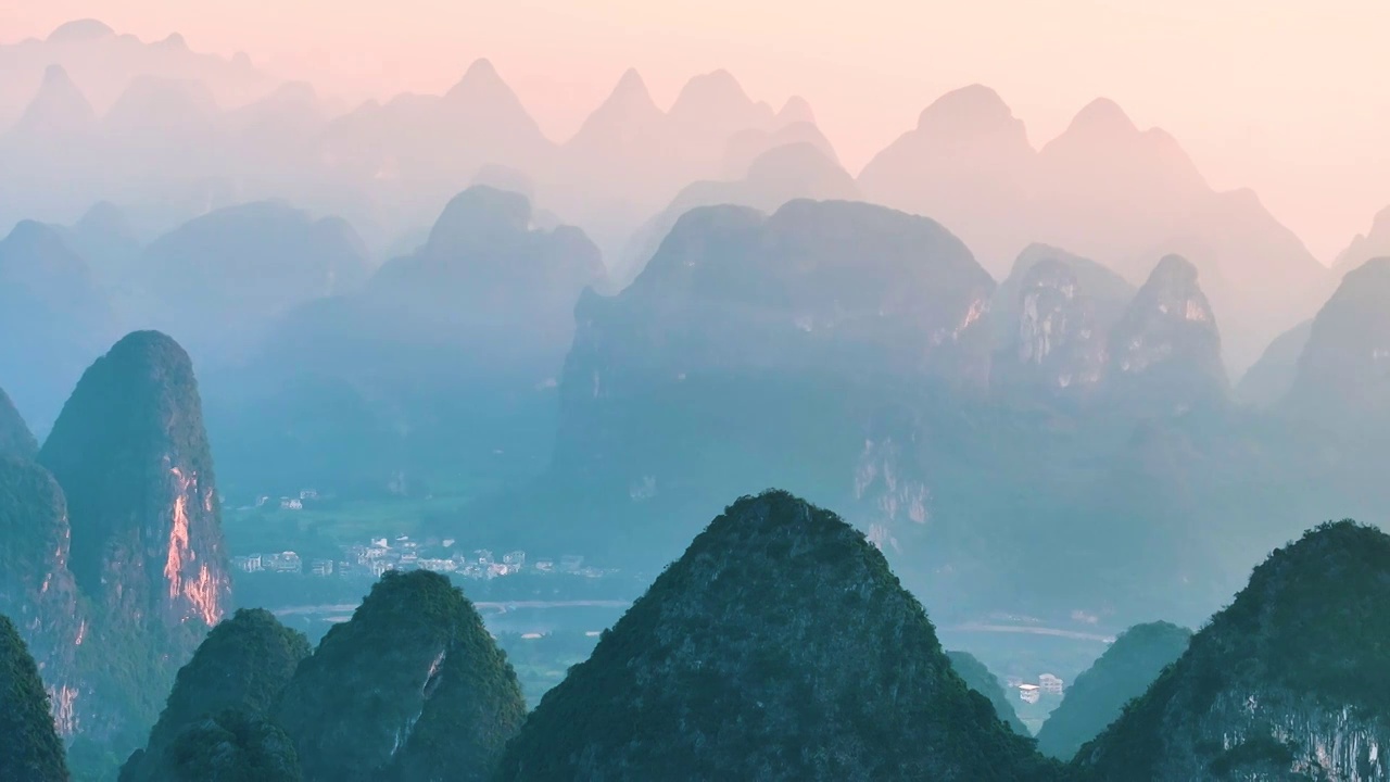 航拍桂林喀斯特峰林群水墨画山水墨韵风光视频素材