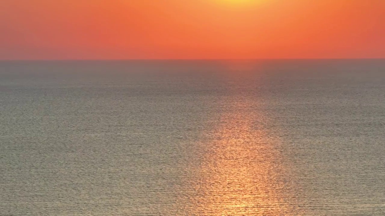 航拍青海湖水面上的日出风光和早上的太阳视频素材