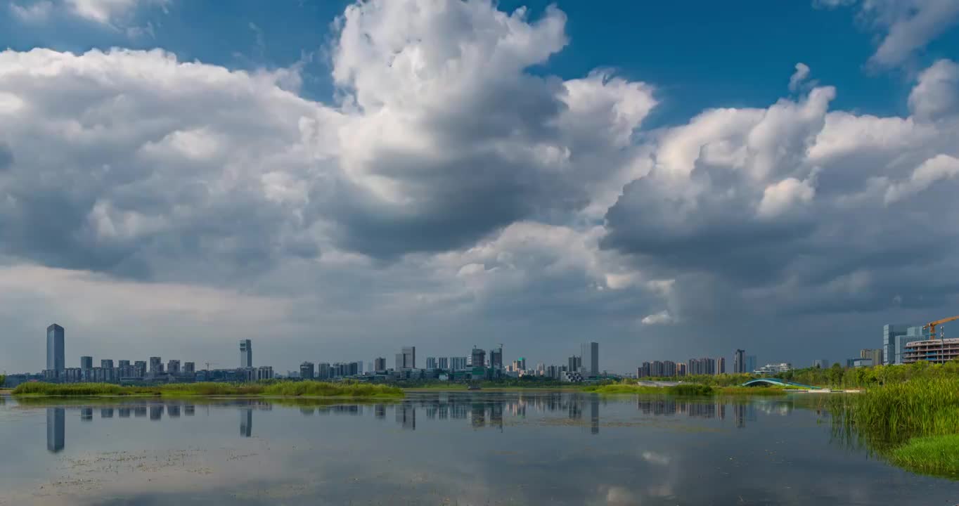 成都天府新区兴隆湖，高楼林立，多云天气视频素材