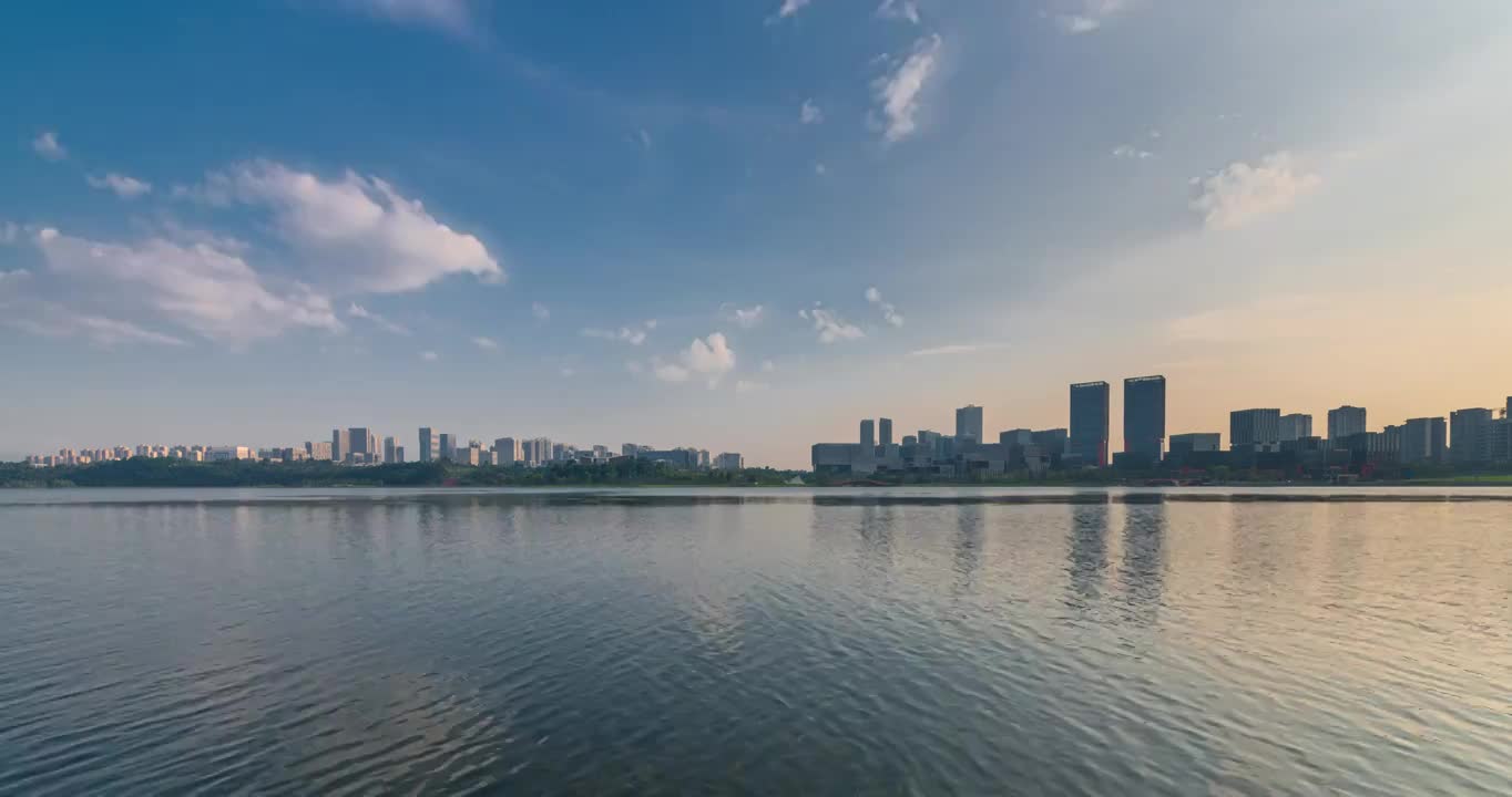 晴天的成都天府新区兴隆湖，秋风扫碧波，阳光照群楼，远景。视频素材