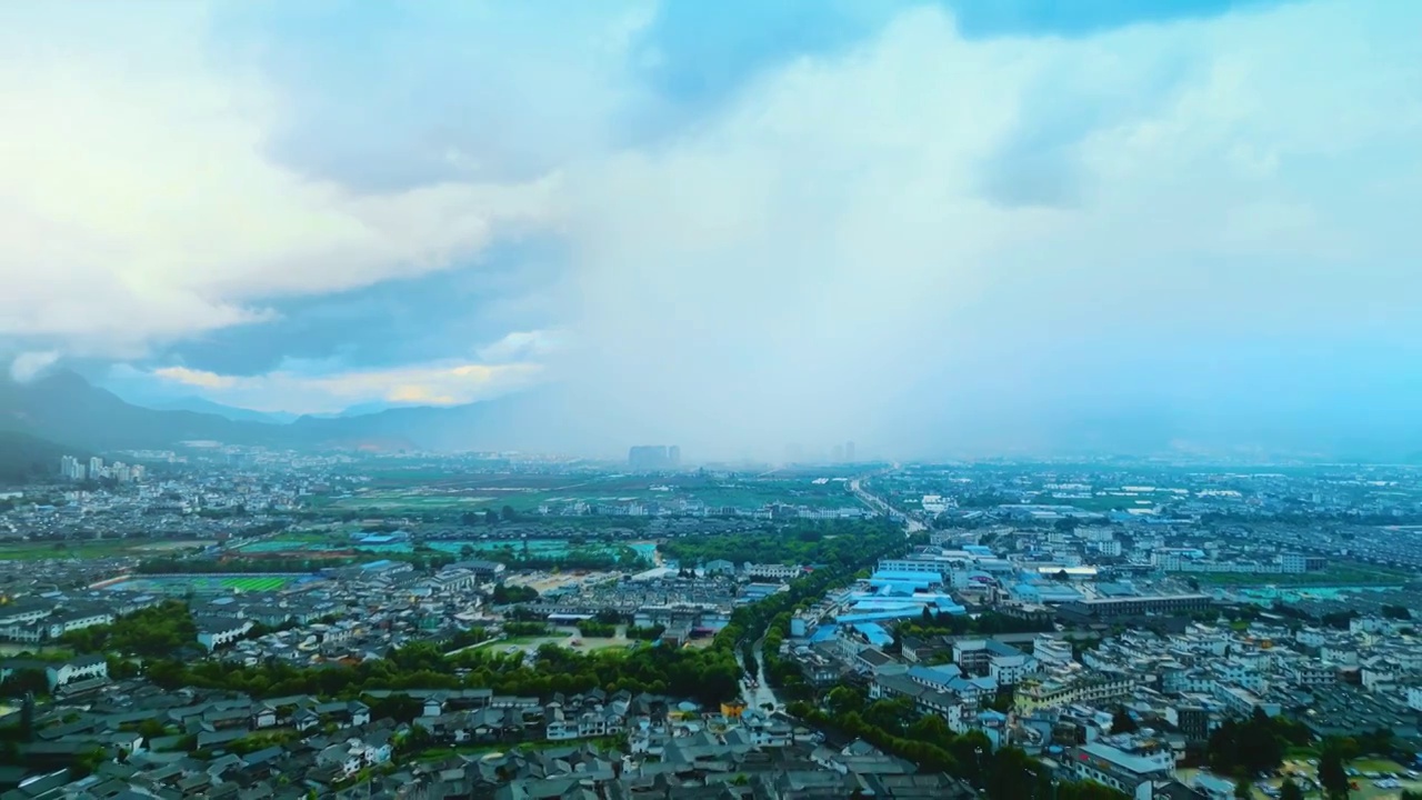 高空航拍雷雨大风天气乌云密布局部降水电闪雷鸣特大暴雨台风热带气旋狂风雷暴冰雹强雷电村落乡镇极端天气视频素材