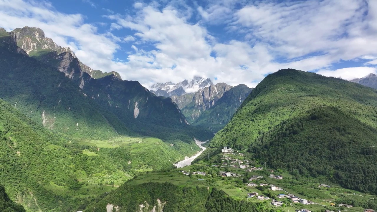 4K航拍川西贡嘎雪山群峰视频素材