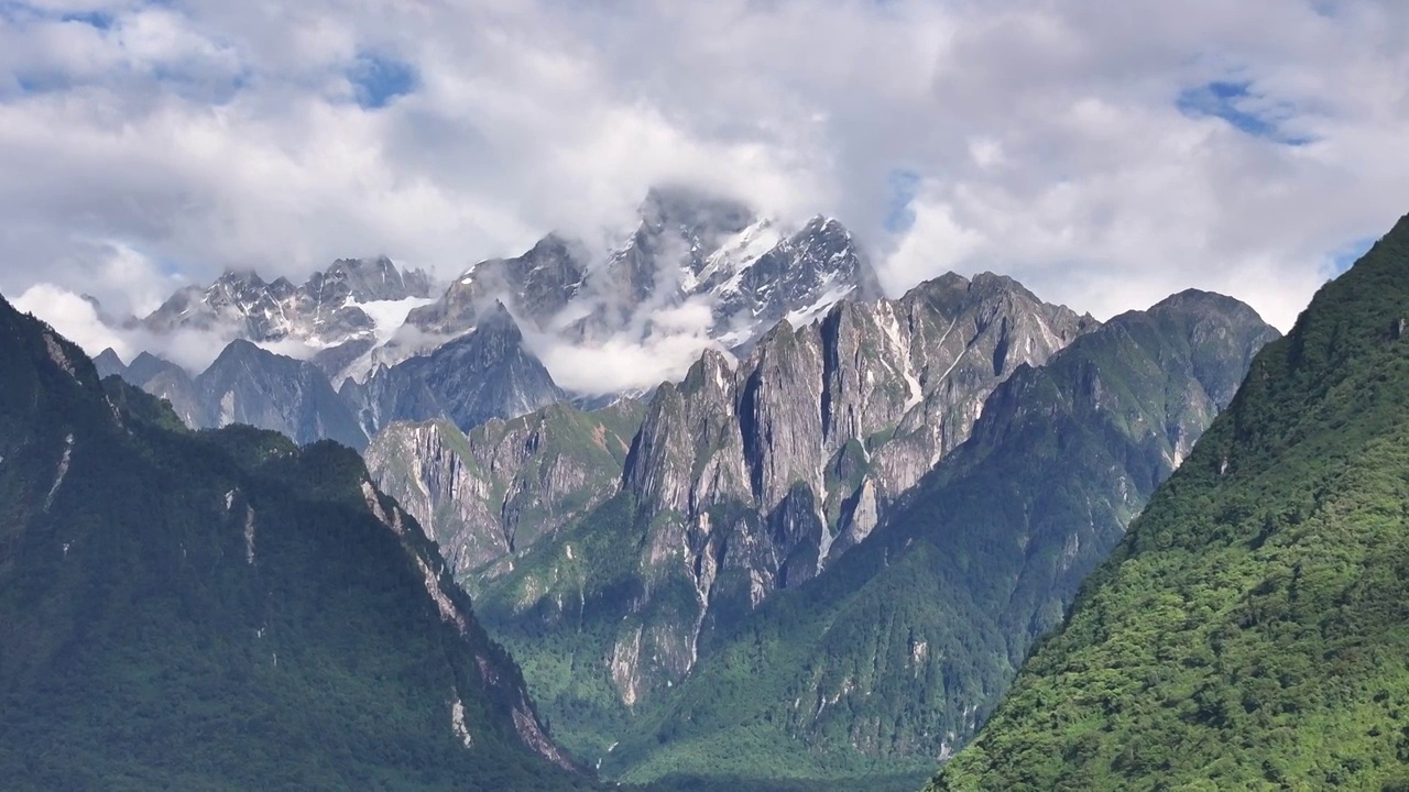 4K航拍川西贡嘎雪山群峰视频素材