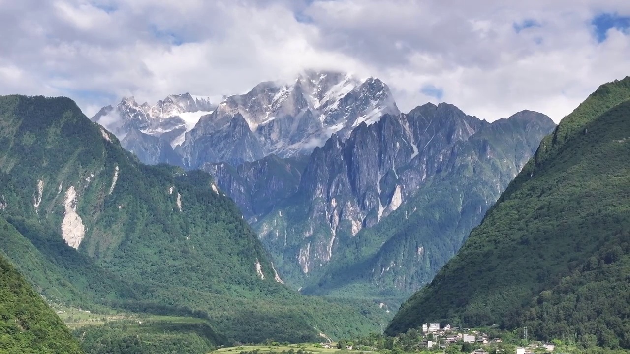 4K航拍川西贡嘎雪山群峰视频素材