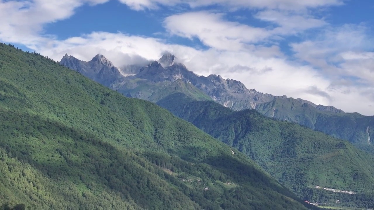 4K航拍川西贡嘎雪山群峰视频素材