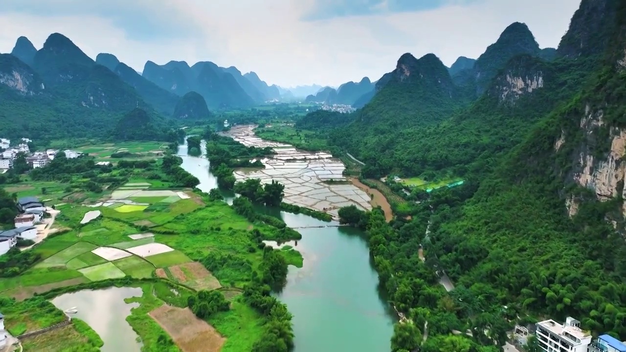 航拍桂林阳朔遇龙河竹筏漂流桂林山水风光背景视频下载