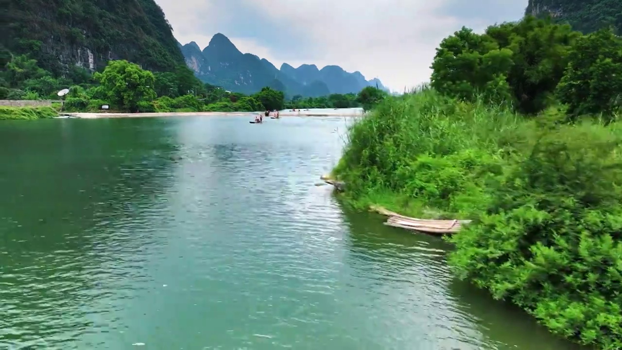 航拍桂林阳朔遇龙河竹筏漂流桂林山水风光背景视频素材