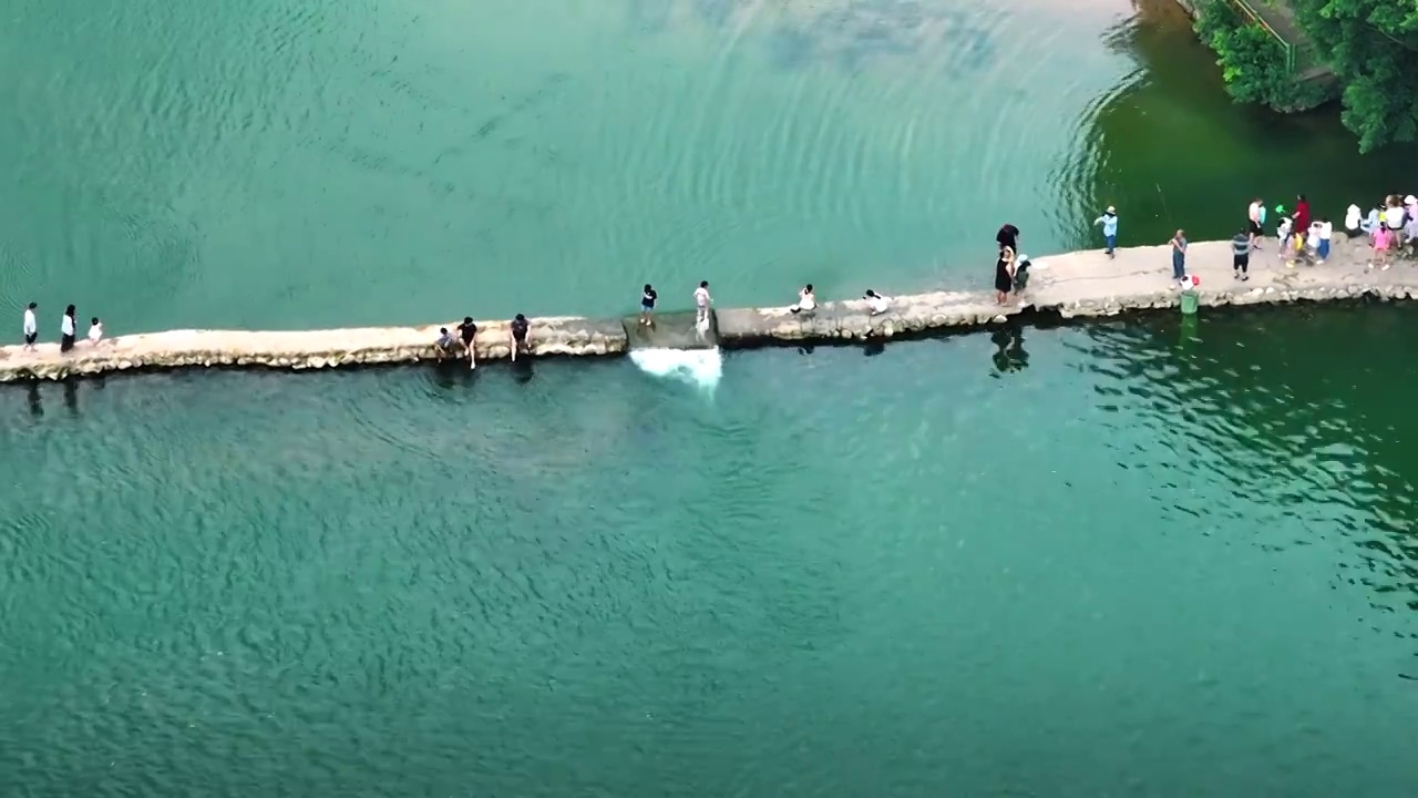 航拍桂林阳朔遇龙河竹筏漂流桂林山水风光背景视频素材