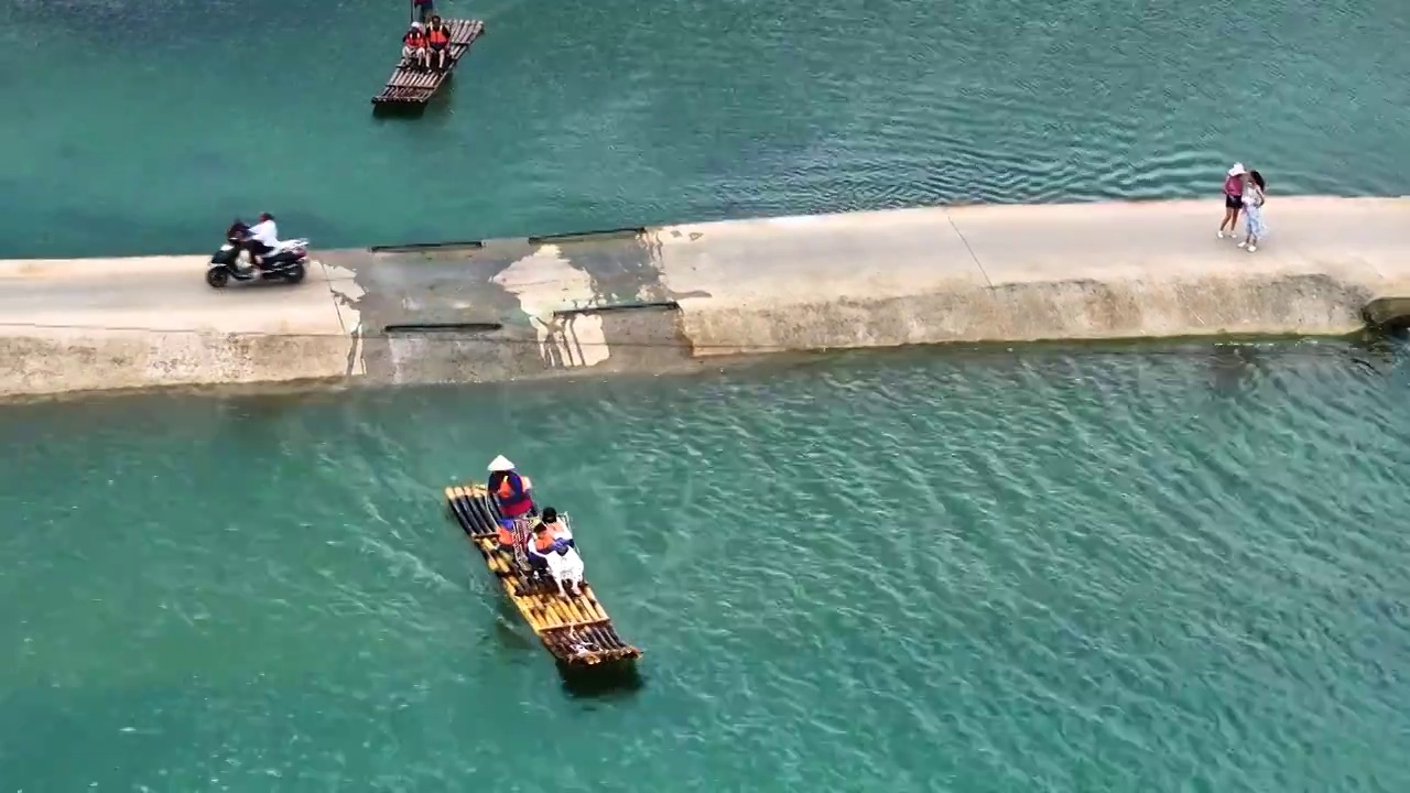 航拍桂林阳朔遇龙河竹筏漂流桂林山水风光背景视频素材