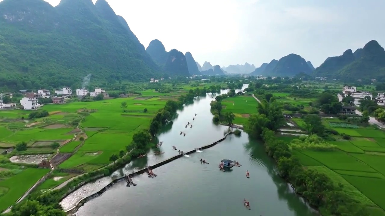 航拍桂林阳朔遇龙河竹筏漂流桂林山水风光背景视频素材