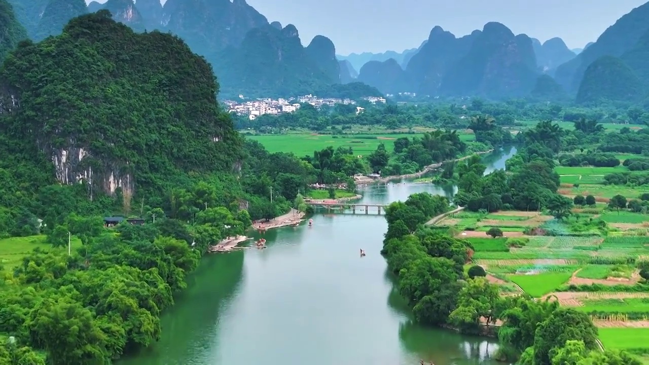 航拍桂林阳朔遇龙河竹筏漂流桂林山水风光背景视频素材