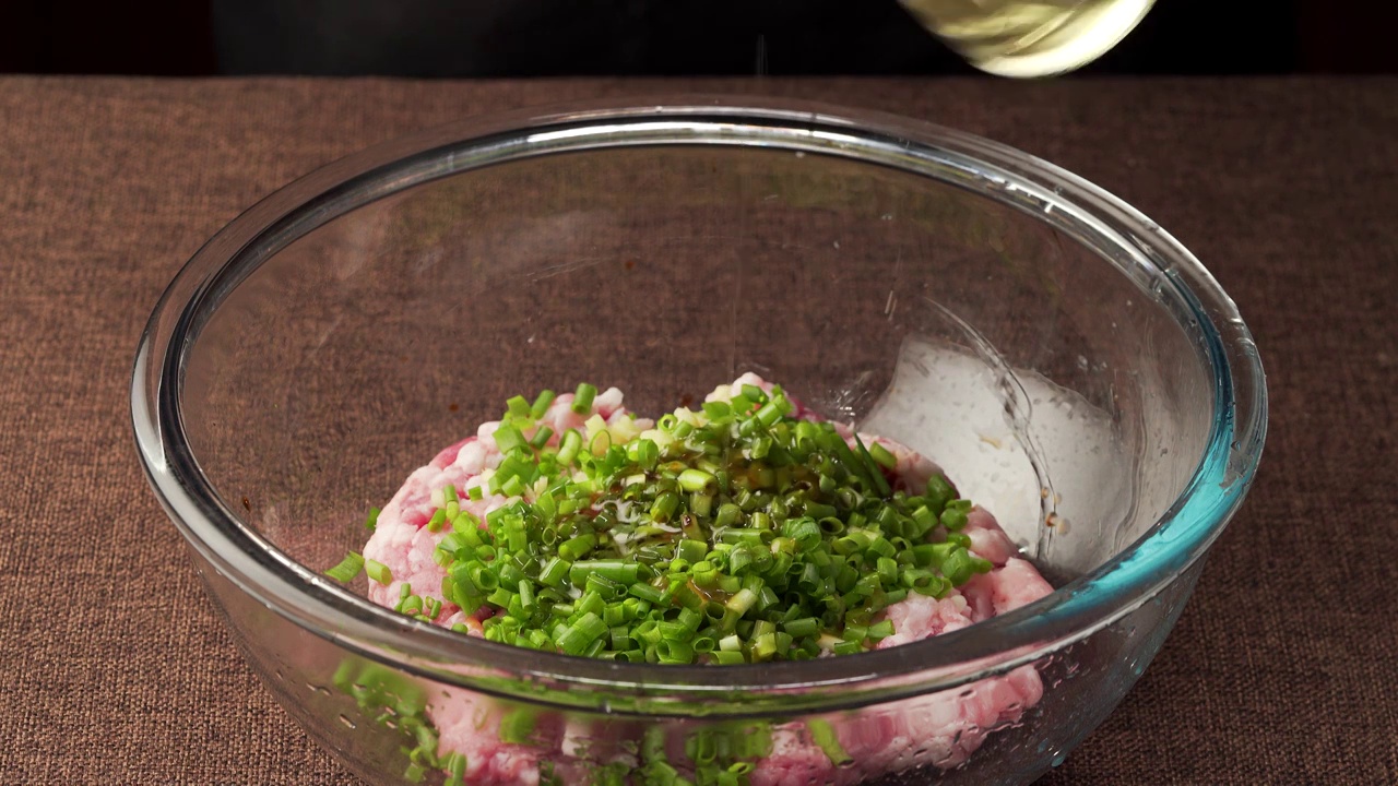 东北山野菜肉馅制作过程视频下载