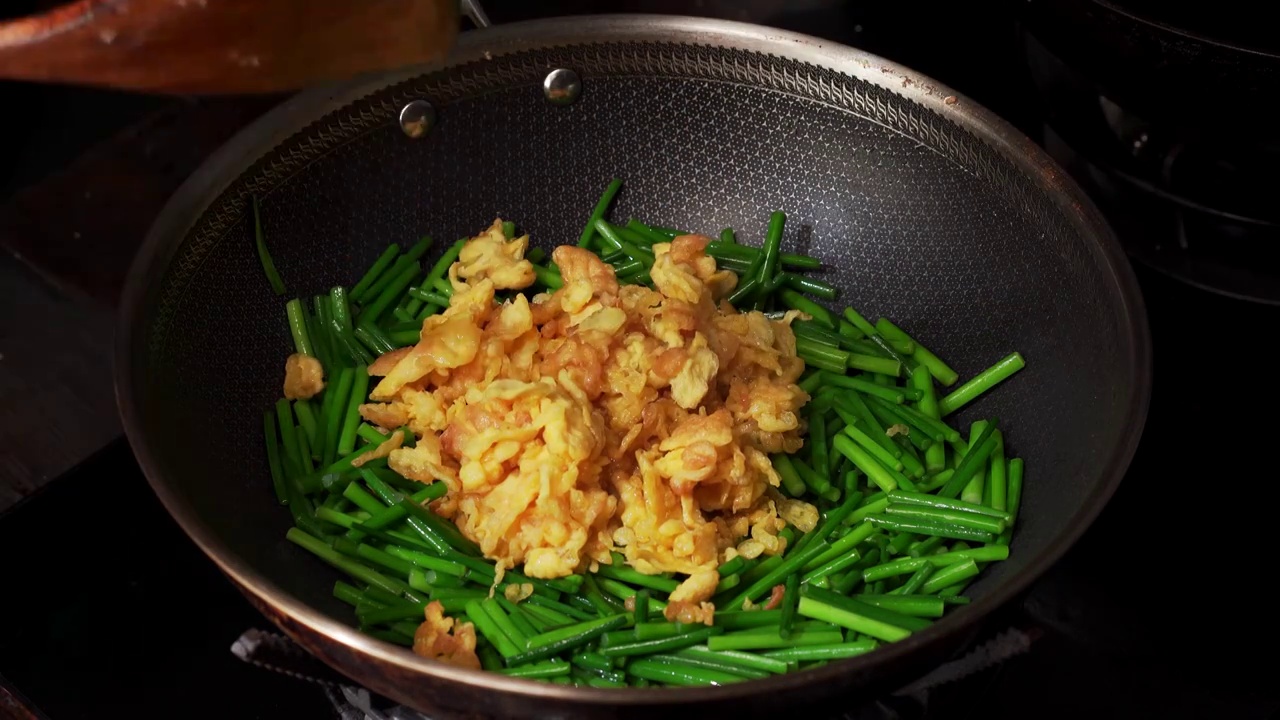 中国东北地方特色时令小菜韭苔炒鸡蛋烹饪过程视频素材