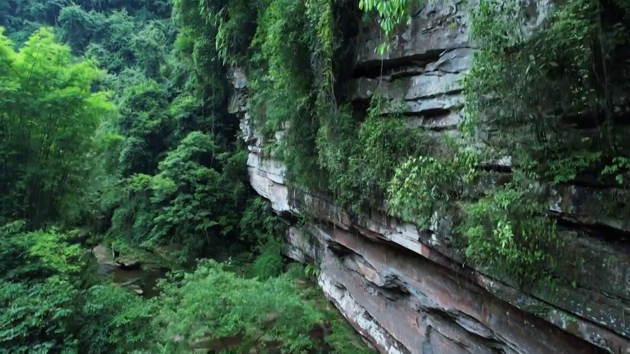 四川山野峡谷中溯溪穿越航拍素材视频素材