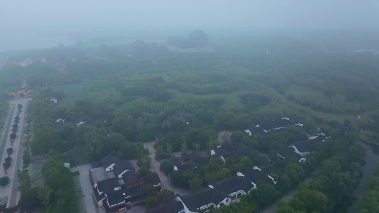 清晨薄雾下的苏州工业园区阳澄湖半岛旅游度假区的重圆寺风景航拍视频素材